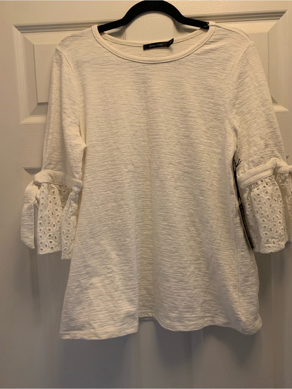 Women’s Doe and Rae White Eyelet Flutter Sleeve Women's Top NWT Size Small